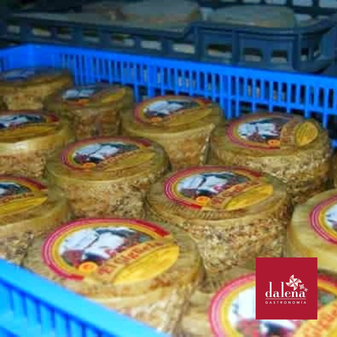 dalenagastro's tweet photo. Seguro que a vuestros clientes le encantará: Queso El Guigüela. Disponemos de queseria propia familiar. 
Nuestros quesos 🧀 llevan el distintivo para asegurar que es un auténtico queso manchego: 
Tiene varios premios, un queso reconocido internacionalmente.
  #cheesefodie https://t.co/t2lFv0SXqw