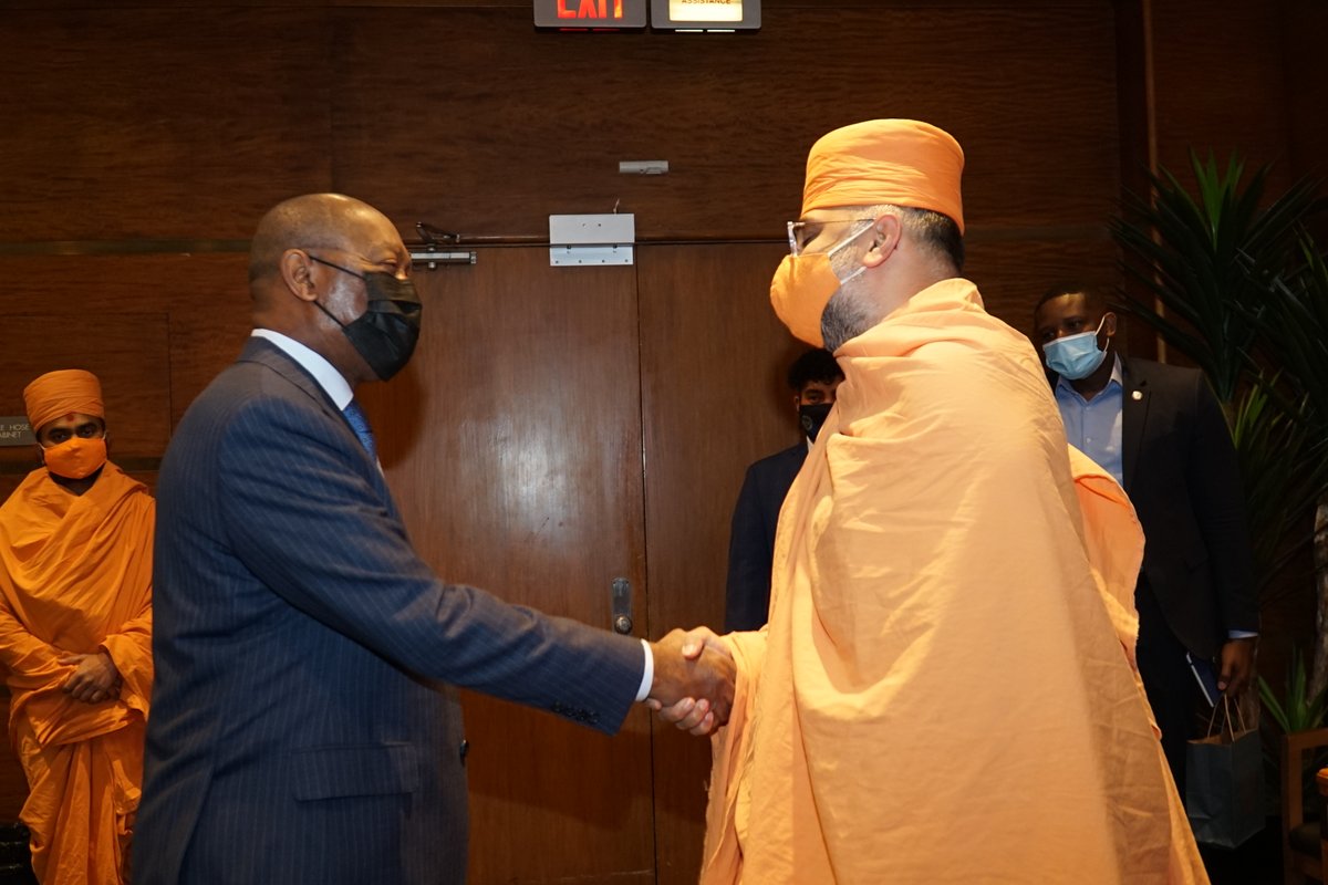SylvesterTurner's tweet photo. Yesterday, I reconnected with my friend Gnanmunidas Swami (@DelhiAkshardham). Over the years, we have been able to develop a strong relationship and I have been fortunate to receive his prayers when our city has faced challenges. Thank you for taking the time to visit #Houston. https://t.co/LAKAPOhv5g