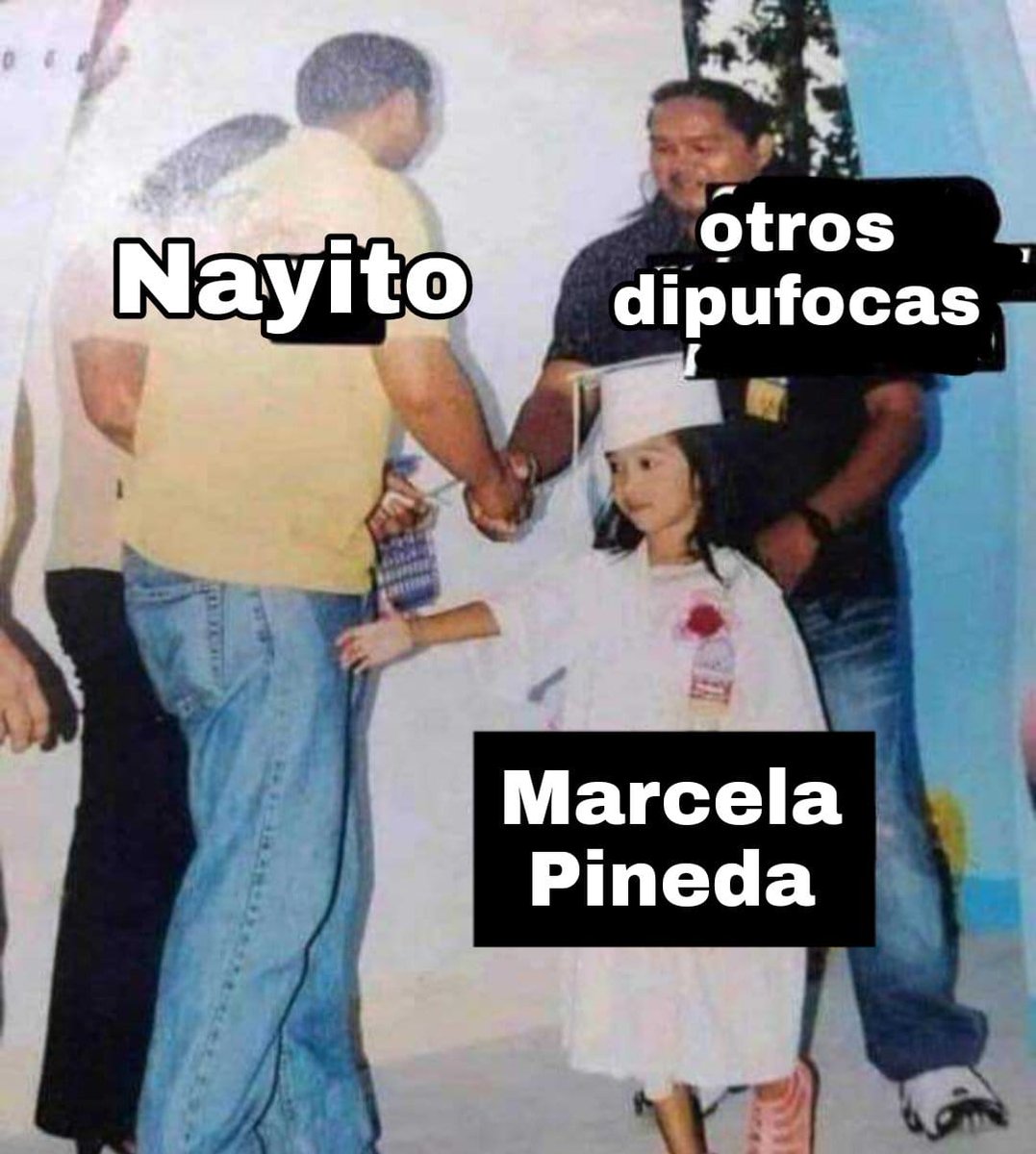 nayibbukelee's tweet photo. Ya la cagan @MarcelaPinedaSV 😅 https://t.co/nN2obgyb4B
