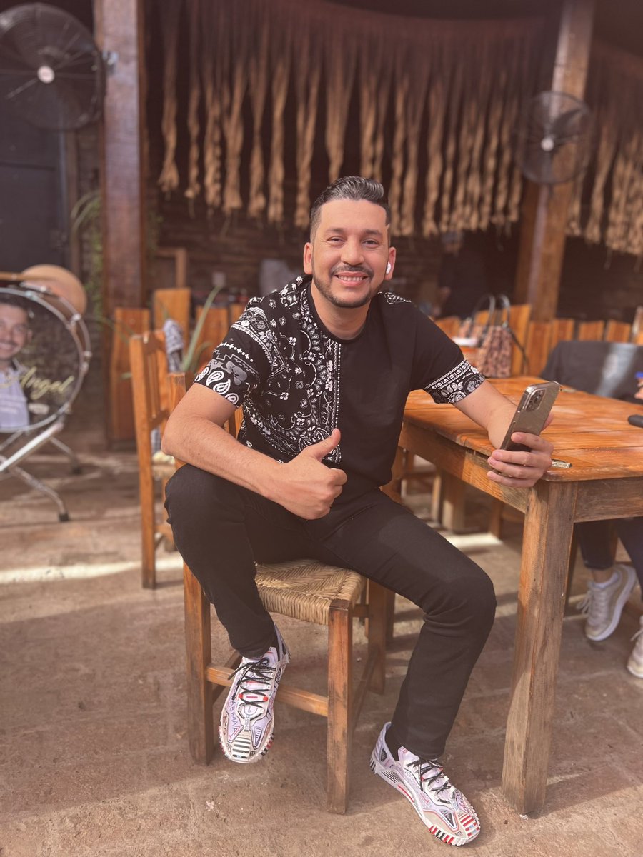 luisangelelfla's tweet photo. Bonita tarde a todos 😀 #LARMusic https://t.co/MDXhE8Ipcs