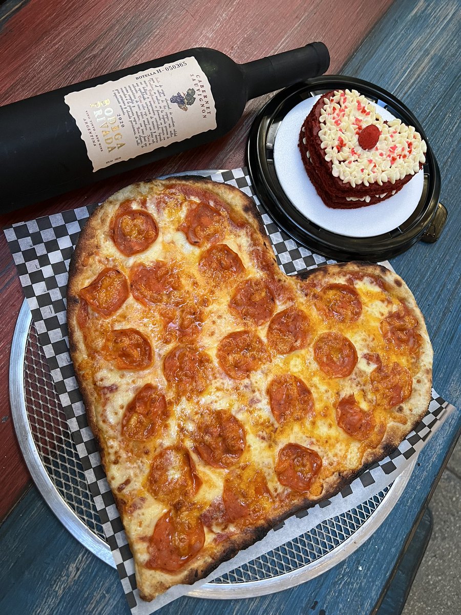 unapizzita's tweet photo. Les dejamos este combo para los enamorados:

- 🍕 Pizza en forma de ♥️
- 🍰 Pastel en forma de ♥️
- 🍷 Botella para conquistar su ♥️

Q250 con envío incluido en el perímetro de la ciudad 🚚

#UnaPizzita #ValentinesDay https://t.co/HKNFtWUdtB