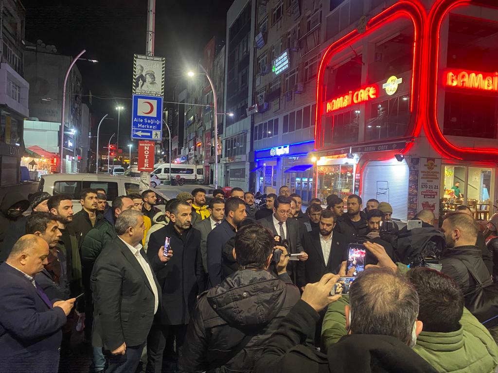 BuyukcekmeceAlp's tweet photo. AlperenOcakları:HalkTVsunucusu, AyşenurArslan'ınKıbrıs'ıYunanistan'abağlamavebüyükBizansİmparatorluğu kurma hayalleri varsa.Şunu çok iyibilmelidir ki.!AlperenTürk gençliği, hayallerini başına yıkmak için bir gece ansızın gelecektir.! #HalkTv
#AyşenurArslan
#TürkMukavemetTeşkilatı https://t.co/n3wl9NIZv0