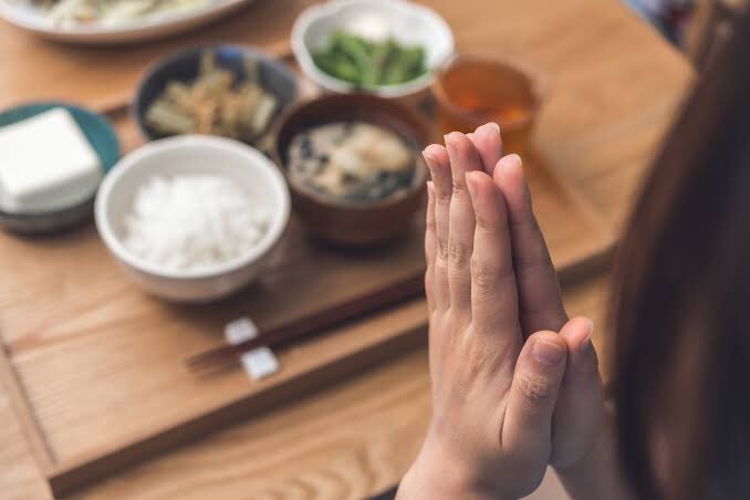 япония интересные факты о еде. итадакимас наруто. японцы за столом. японски приятного аппетита. интересные факты о японии для детей.