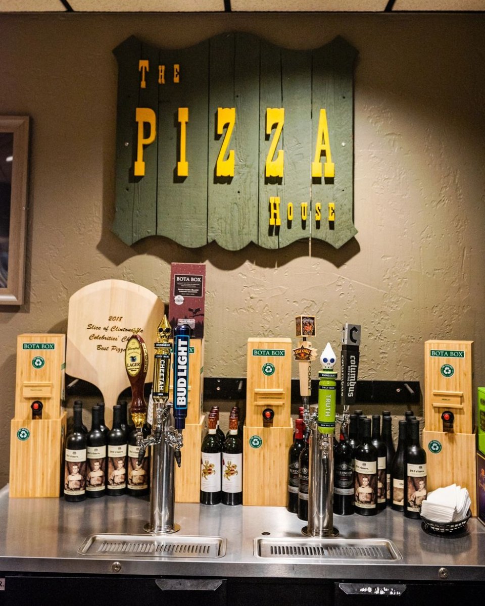 ThePizzaHouseOH's tweet photo. Sit back, have a sip, and stay a while. Stop by our bar for a drink and a bite! #thepizzahouse #pizza #columbuspizza #bestinColumbus #italianfood #pizzaplaces https://t.co/WNhTPzhfUh