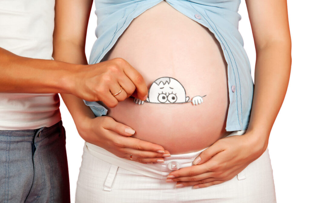 Распоротый живот женщины. Беременные женщины рожают. Женщина на родильном столе. Круглый животик. Разрезать живот для беременности.