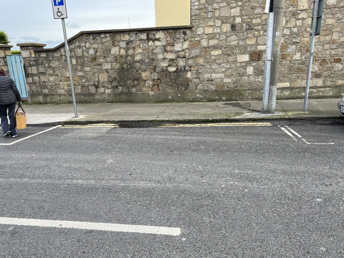 64_Wine's tweet photo. Link road in Glasthule.. there is a double yellow line between 2 parking bays which is the exact size of a parking bay . I worked out if @dlrcc @dlrcycling removed the yellow lines they could earn €4,056.00 a year .It would also allow one customer access. Please help 🙏🏽 https://t.co/UUn2FwFKQA