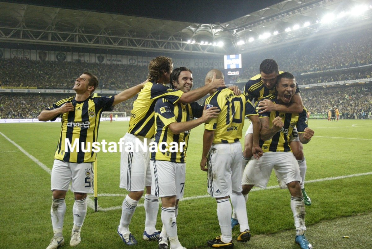 Fenerbahçe'nin yakın geçmişteki efsaneleşmiş futbolcularının sevinci... Objektifime yansıdığı o an...

#Fenerbahçe #emrebelözoğlu 
#AlexDeSouza