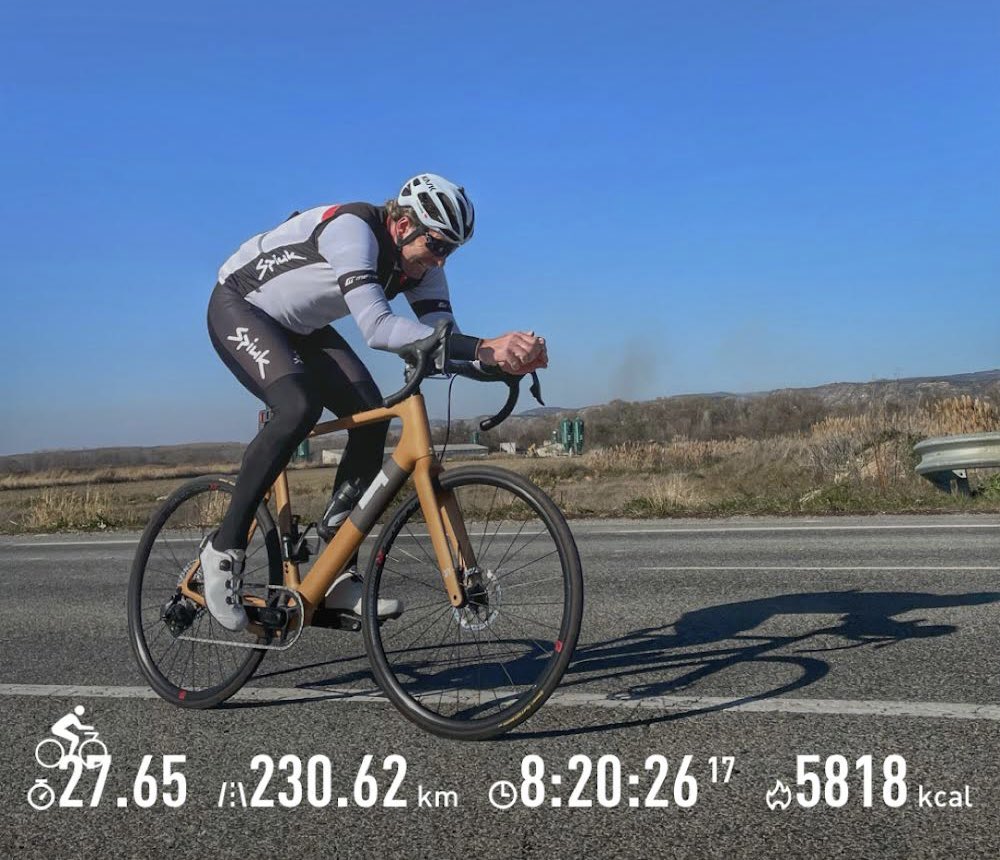 RikiAbad's tweet photo. Hoy le pusimos las ruedas finas a la Exploro y no veas como desliza 😉
Buen entreno de volumen con algo más de ocho horas y 230 kilómetros!!!!
#3texploro #ultradistance #ultradistancecycling #retos2022 https://t.co/lKtJ3l3QF3