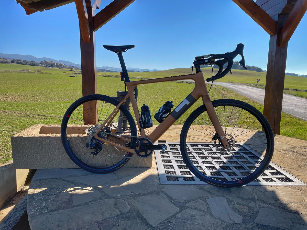 RikiAbad's tweet photo. Hoy le pusimos las ruedas finas a la Exploro y no veas como desliza 😉
Buen entreno de volumen con algo más de ocho horas y 230 kilómetros!!!!
#3texploro #ultradistance #ultradistancecycling #retos2022 https://t.co/lKtJ3l3QF3