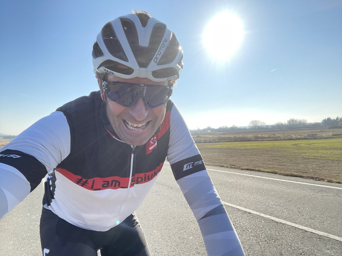 RikiAbad's tweet photo. Hoy le pusimos las ruedas finas a la Exploro y no veas como desliza 😉
Buen entreno de volumen con algo más de ocho horas y 230 kilómetros!!!!
#3texploro #ultradistance #ultradistancecycling #retos2022 https://t.co/lKtJ3l3QF3