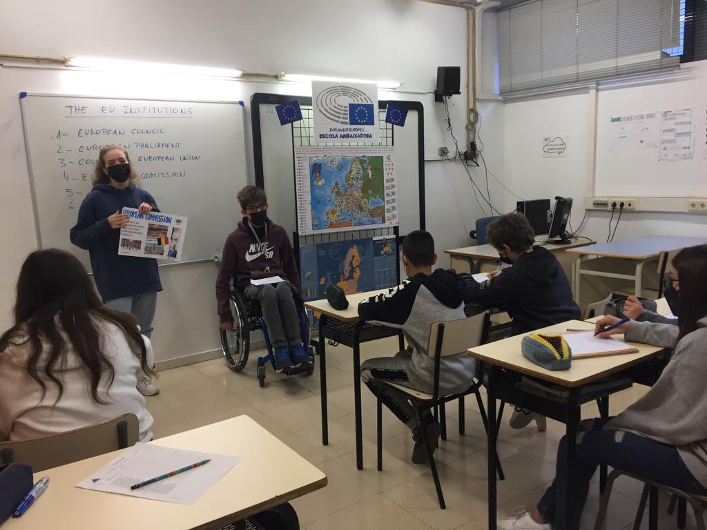 Escolaelcim's tweet photo. Els ambaixadors júnior del Parlament Europeu expliquen el funcionament de les institucions de la UE a 2n d'ESO
#escuelasembajadorasdelparlamento
#ErasmusPlus
#etwinninig_europe
#ErasmusPlusES
#MiErasmusPlus
@sepie_gob
#activecreativeenterprising https://t.co/MWUZE2ZJLF