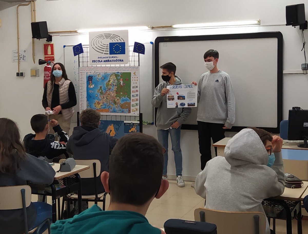 Escolaelcim's tweet photo. Els ambaixadors júnior del Parlament Europeu expliquen el funcionament de les institucions de la UE a 2n d'ESO
#escuelasembajadorasdelparlamento
#ErasmusPlus
#etwinninig_europe
#ErasmusPlusES
#MiErasmusPlus
@sepie_gob
#activecreativeenterprising https://t.co/MWUZE2ZJLF