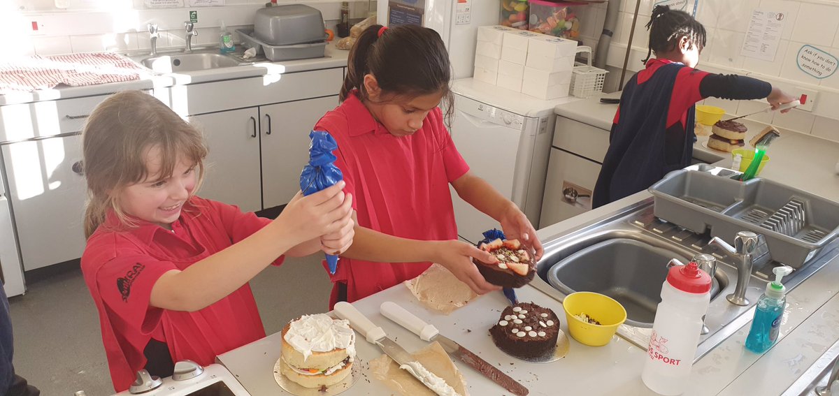pgs_junior's tweet photo. Amazing visitors in DT today for Years 3 &amp; 4. Tantalising tastebuds whilst decorating their very own cake. A big thank you to the team at @TheTenthHole for coming in https://t.co/PyBhgHBYTc