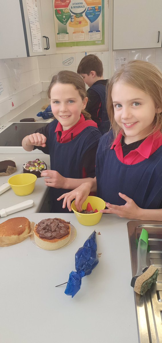 pgs_junior's tweet photo. Amazing visitors in DT today for Years 3 &amp; 4. Tantalising tastebuds whilst decorating their very own cake. A big thank you to the team at @TheTenthHole for coming in https://t.co/PyBhgHBYTc
