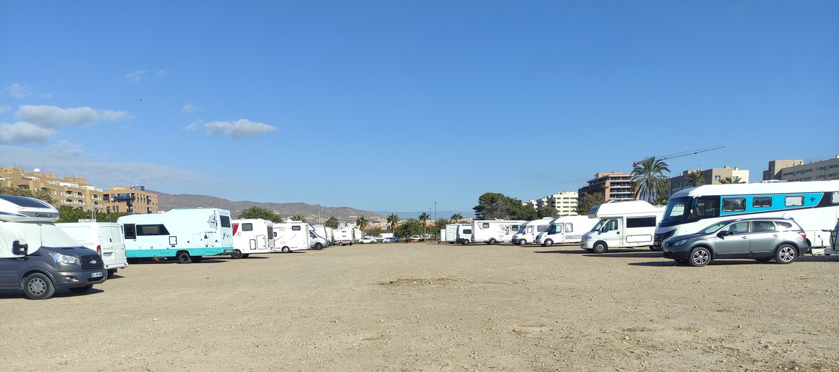 JMROMANGARCIA's tweet photo. La playa del #Bobar y el antigua recinto ferial, hasta la bandera: La invasión de autocaravanas, turismo en auge, hace necesaria un gran área para aparcar y pernoctar en Almería. ‼#BajoelManzanillo: unas 200 'casas sobre ruedas' en la capital este 9F 
🖱https://t.co/DDNW3jgxKk https://t.co/Ixu8EI7sdR