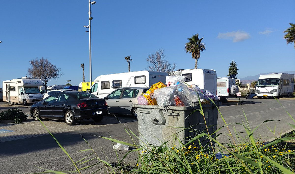 JMROMANGARCIA's tweet photo. La playa del #Bobar y el antigua recinto ferial, hasta la bandera: La invasión de autocaravanas, turismo en auge, hace necesaria un gran área para aparcar y pernoctar en Almería. ‼#BajoelManzanillo: unas 200 'casas sobre ruedas' en la capital este 9F 
🖱https://t.co/DDNW3jgxKk https://t.co/Ixu8EI7sdR