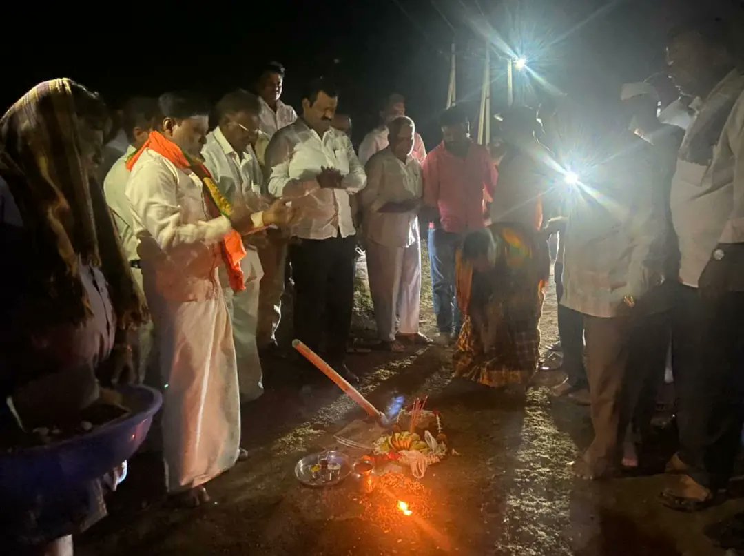 munenakoppa_mla's tweet photo. ಇಂದು ಹುಬ್ಬಳ್ಳಿ ತಾಲೂಕಿನ ಮಂಟೂರ ಗ್ರಾಮದಲ್ಲಿ ಲೋಕೋಪಯೋಗಿ ಇಲಾಖೆಯ ಅನುದಾನದಡಿ ಒಂದು ಕೋಟಿ ರೂಪಾಯಿಗಳ ವೆಚ್ಚದಲ್ಲಿ ಕೈಗೊಳ್ಳಲಾಗುವ ಮಂಟೂರ-ಹುಬ್ಬಳ್ಳಿ ಒಳಗಿನ ರಸ್ತೆಗೆ ಸಿ ಸಿ ರಸ್ತೆ ಮತ್ತು ಸಿ.ಸಿ ಗಟಾರ ನಿರ್ಮಾಣ ಕಾಮಗಾರಿಗೆ ಭೂಮಿ ಪೂಜೆ ನೆರವೇರಿಸುವ ಮೂಲಕ ಚಾಲನೆ ನೀಡಲಾಯಿತು.
@Mantur
#CCRoadWork
#BasavarajBommai #PralhadJoshi https://t.co/bsSk1y1qIL