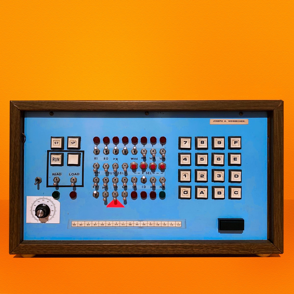 TCNJSarnoff's tweet photo. This is Personal Computer Model 00 (1972). Users could program this machine using cards, cassettes, or a keypad. One could even play simple video games with this using a TV set or oscilloscope as a display!
#oldtechnology #videogames #sarnoffcollection https://t.co/OMiMEk4Ckr