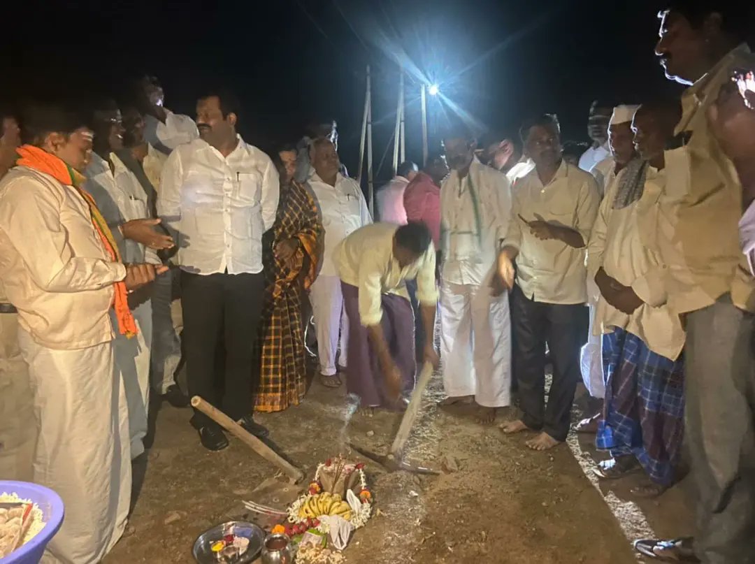 munenakoppa_mla's tweet photo. ಇಂದು ಹುಬ್ಬಳ್ಳಿ ತಾಲೂಕಿನ ಮಂಟೂರ ಗ್ರಾಮದಲ್ಲಿ ಲೋಕೋಪಯೋಗಿ ಇಲಾಖೆಯ ಅನುದಾನದಡಿ ಒಂದು ಕೋಟಿ ರೂಪಾಯಿಗಳ ವೆಚ್ಚದಲ್ಲಿ ಕೈಗೊಳ್ಳಲಾಗುವ ಮಂಟೂರ-ಹುಬ್ಬಳ್ಳಿ ಒಳಗಿನ ರಸ್ತೆಗೆ ಸಿ ಸಿ ರಸ್ತೆ ಮತ್ತು ಸಿ.ಸಿ ಗಟಾರ ನಿರ್ಮಾಣ ಕಾಮಗಾರಿಗೆ ಭೂಮಿ ಪೂಜೆ ನೆರವೇರಿಸುವ ಮೂಲಕ ಚಾಲನೆ ನೀಡಲಾಯಿತು.
@Mantur
#CCRoadWork
#BasavarajBommai #PralhadJoshi https://t.co/bsSk1y1qIL