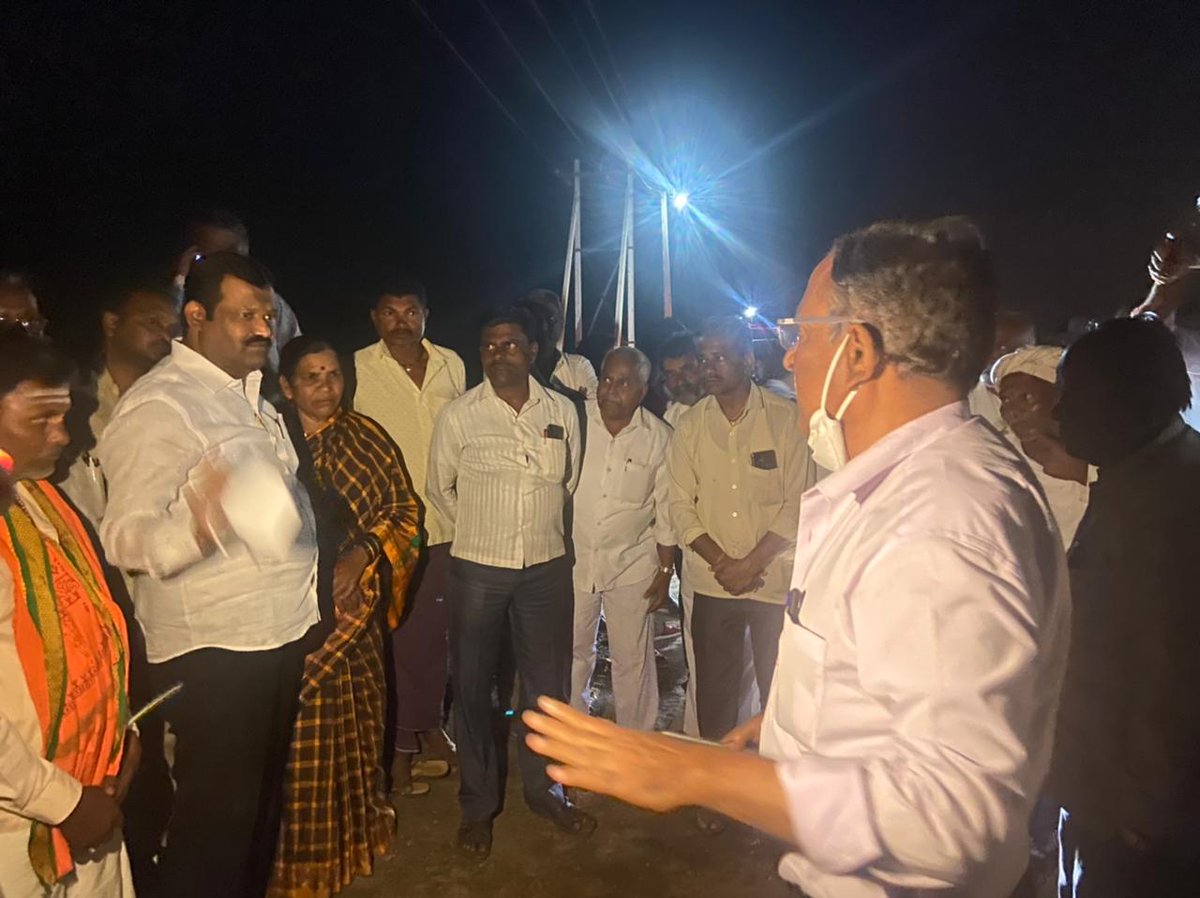 munenakoppa_mla's tweet photo. ಇಂದು ಹುಬ್ಬಳ್ಳಿ ತಾಲೂಕಿನ ಮಂಟೂರ ಗ್ರಾಮದಲ್ಲಿ ಲೋಕೋಪಯೋಗಿ ಇಲಾಖೆಯ ಅನುದಾನದಡಿ ಒಂದು ಕೋಟಿ ರೂಪಾಯಿಗಳ ವೆಚ್ಚದಲ್ಲಿ ಕೈಗೊಳ್ಳಲಾಗುವ ಮಂಟೂರ-ಹುಬ್ಬಳ್ಳಿ ಒಳಗಿನ ರಸ್ತೆಗೆ ಸಿ ಸಿ ರಸ್ತೆ ಮತ್ತು ಸಿ.ಸಿ ಗಟಾರ ನಿರ್ಮಾಣ ಕಾಮಗಾರಿಗೆ ಭೂಮಿ ಪೂಜೆ ನೆರವೇರಿಸುವ ಮೂಲಕ ಚಾಲನೆ ನೀಡಲಾಯಿತು.
@Mantur
#CCRoadWork
#BasavarajBommai #PralhadJoshi https://t.co/bsSk1y1qIL