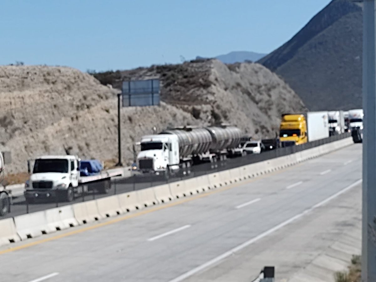 vanguardiamx's tweet photo. #ACTUALIZACION | Carretera de cuota saturada al llegar al entronque de la autopista Monterrey-Saltillo. Tome precauciones https://t.co/0dXj7eFpLU