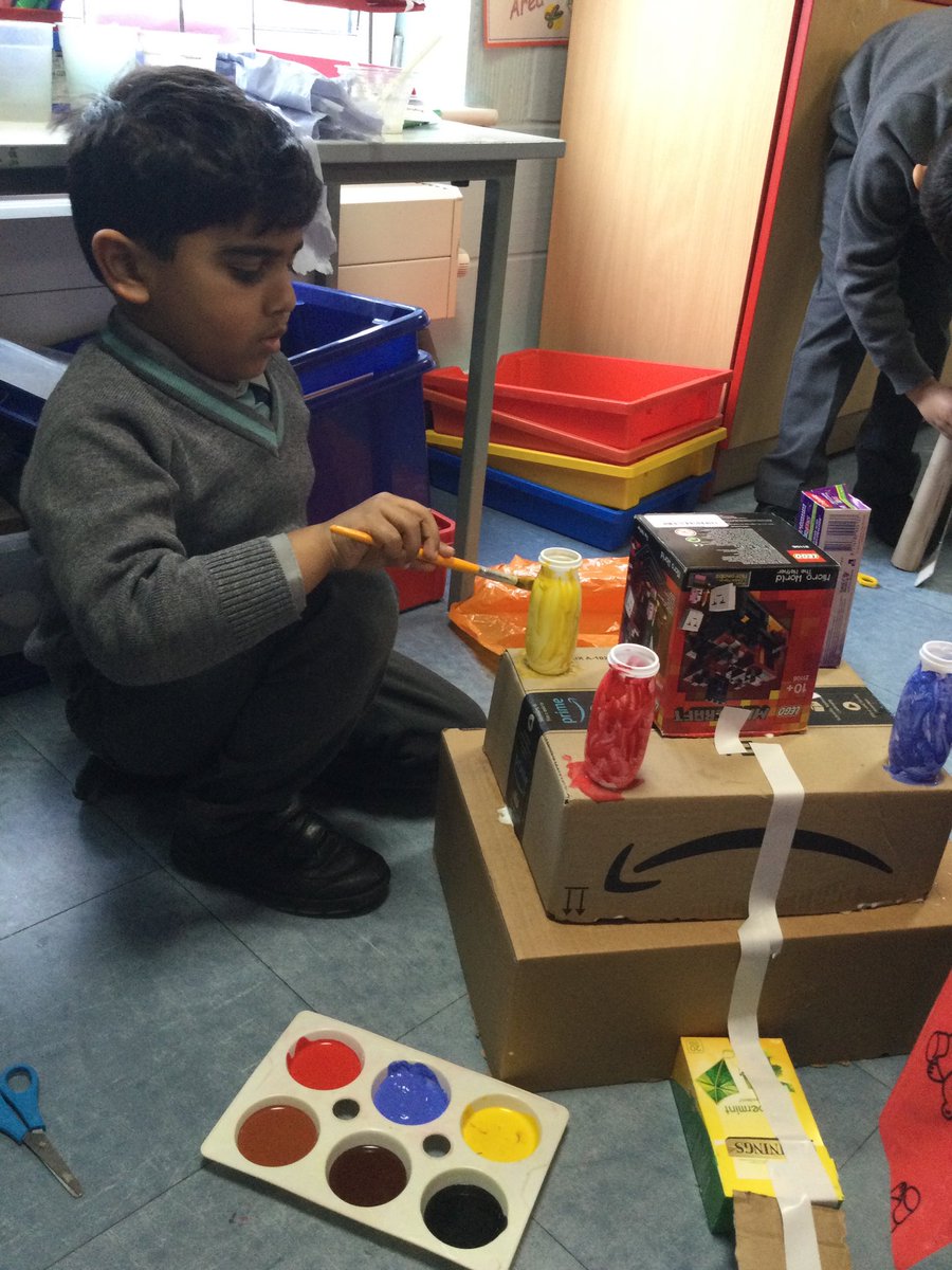Stmpreprep's tweet photo. 1CW constructed junk model castles this week as part of their topic work. #knightsandcastles #junkmodel https://t.co/iCykuB7Kzs