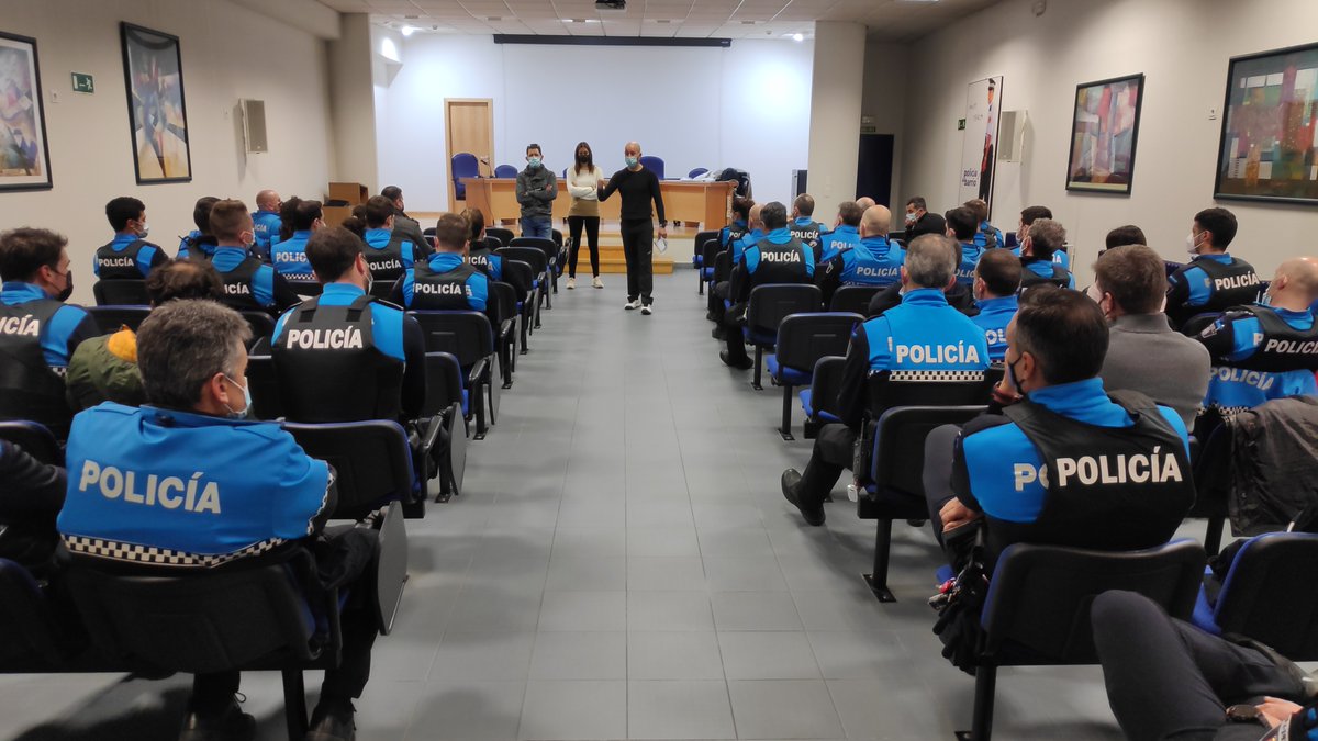 SPPMVALLADOLID's tweet photo. Nuevo desprecio de @oscar_puente_ a la @PoliciaVLL.
Masiva asistencia a la asamblea informativa ante la falta de reconocimiento del @psoevalladolid  a la labor de la Policía Municipal

https://t.co/zizYsnmuQ3 https://t.co/xvBACONqSQ
