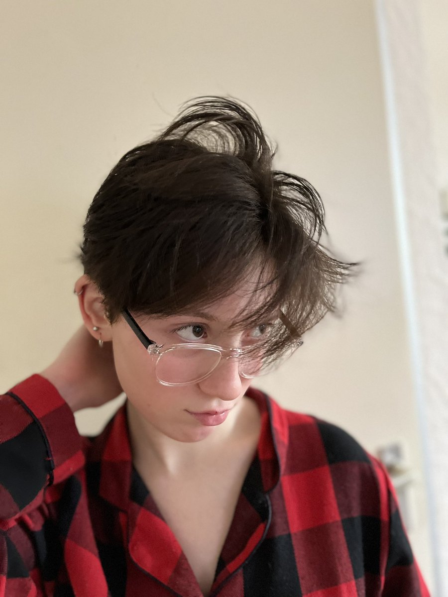 Dochter in tranen. Ze wordt in de klassenapp belachelijk gemaakt omdat ze haar haar heeft afgeknipt. Homofobe shit druipt van het scherm. Ik ben alleen maar trots dat ze zichzelf durft te zijn. 
Kunnen we haar hier laten merken door heel veel likes dat ze er mag zijn!?