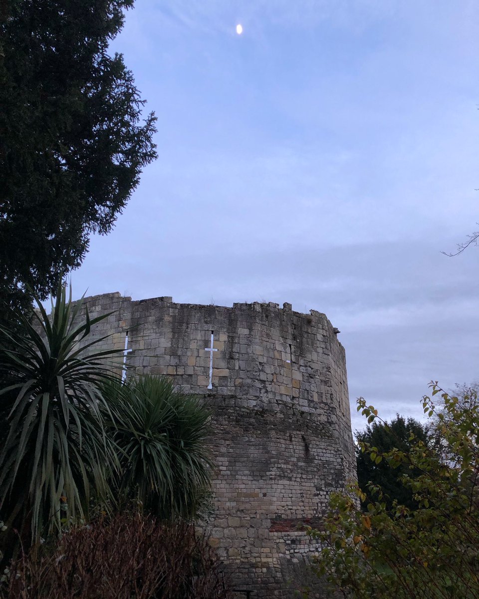 YMT_Emily's tweet photo. Loving the dusk light and moody atmosphere on my walks home recently! @MuseumGardens #yorkmuseumgardens #multangulartower https://t.co/k3NpnvpsGW