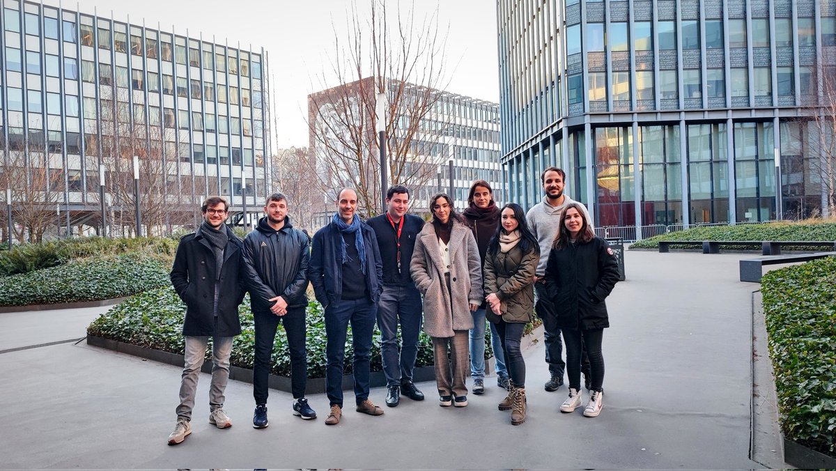 Ta daaa... There we are: the early 2022 portrait of <a href="/DavidPortehault/">David Portehault</a> and his minions of <a href="/Nano_lcmcp/">Nano_lcmcp</a> <a href="/lcmcp_paris/">LCMCP</a> at Campus Jussieu <a href="/ScienceSorbonne/">Faculté des Sciences de Sorbonne Université</a> #teamwork #scientists #phdlife #postdoclife