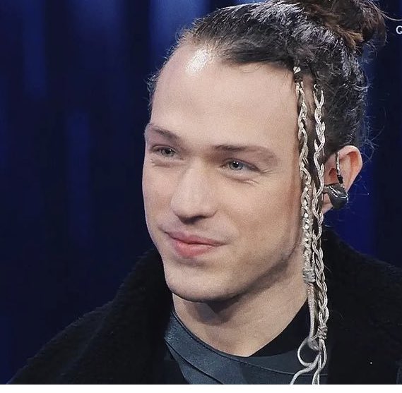Im_la_ugly's tweet photo. Tu cresci, ma quando li scopri, i tuoi occhi sono sempre gli stessi…brillano della tua anima…ogni tanto non mi accorgo di quanto manchi quando sparisci, poi torni e mi ricordo perché ero impazzita per te! Ah, la tua canzone è meravigliosa! Ancora grazie #irama ⁦⁦ https://t.co/twvNQuwq7q