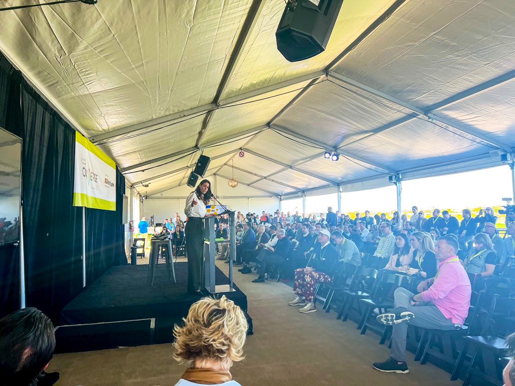 Val_Shaffer's tweet photo. @ASU consumed 100 million Zoom minutes last year! 🤯

Samantha Bradley is sharing how ASU RealmSpark is fueling new education technologies.#Converge2022 @WMPhoenixOpen @invisionAZ https://t.co/UTHW2IjAfJ