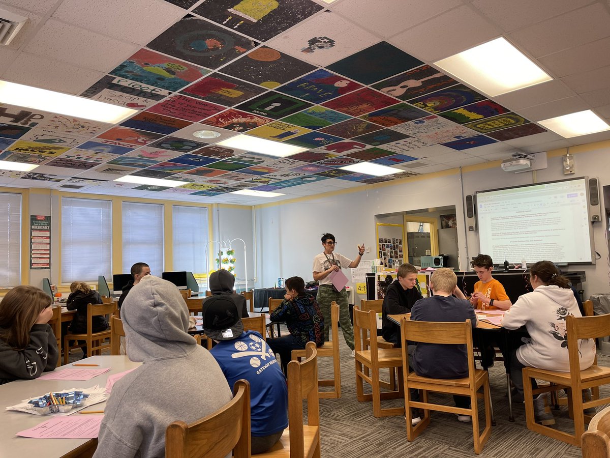HyatesWagner's tweet photo. 7th grade students doing 8th grade registration today during social studies classes. @GuidingFMS #fmsteach #fultonproud https://t.co/rYpS0GnkPe