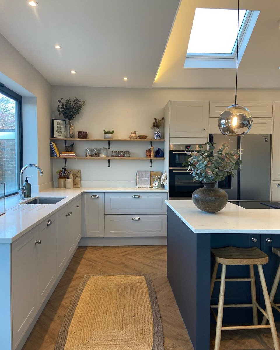 MagnetUK's tweet photo. Twice as nice.
A two-tone kitchen is a popular trend for those who want to bring depth and contemporary styling.
Would you love a two-tone kitchen like this?
📸: hsidehome on IG
🔎 Dunham in Dove Grey and Midnight
#MyMagnetKitchen #TwoToneKitchen https://t.co/lBtzMDPDNW