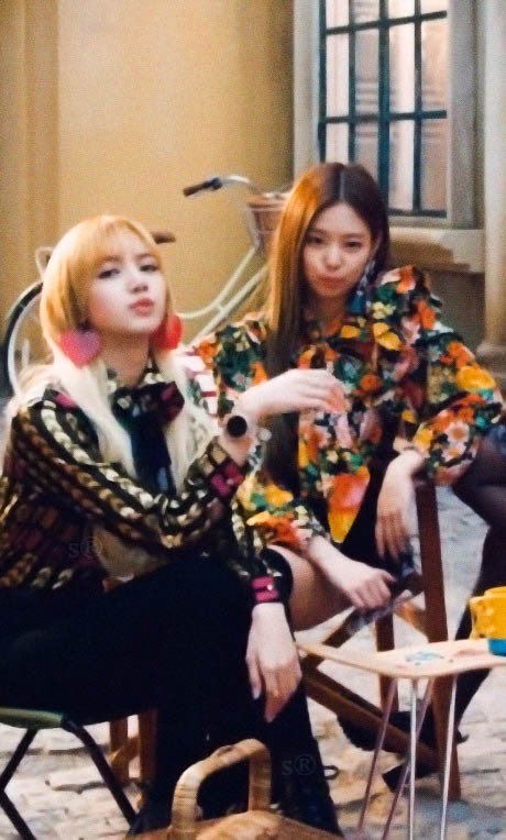 hourlyjnls's tweet photo. #JENLISA #제니 #리사 https://t.co/MUe9SD83OM