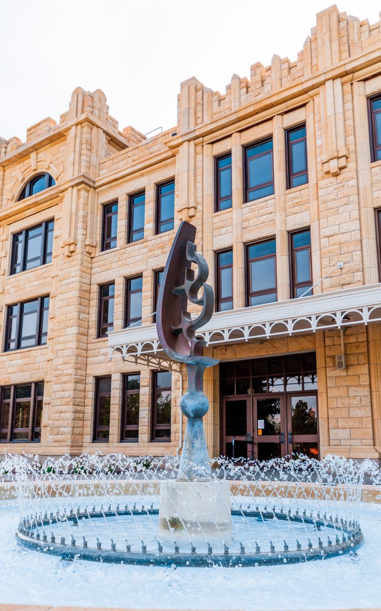 FortHaysState's tweet image. A total of 1,666 students earned places on the Dean’s Honor Roll at Fort Hays State University for the fall 2021 semester. 

Read in full here: hubs.ly/Q013R4f-0