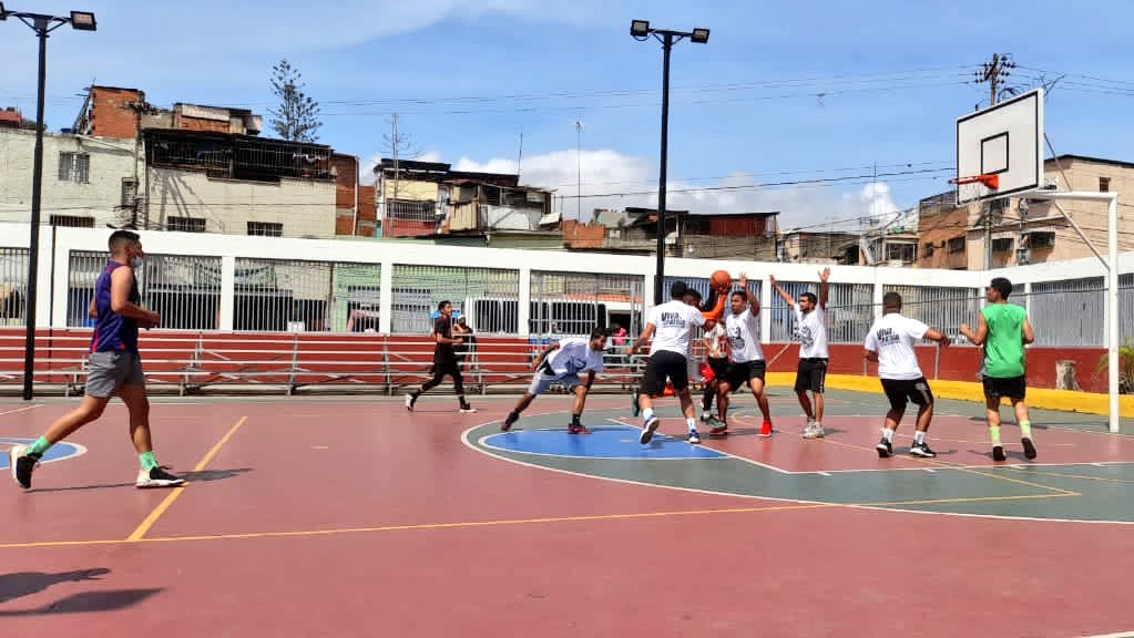 MisinRobinsonP2's tweet photo. #Hoy comenzó el triangular deportivo organizado por #MisiónRobinson, @Incesocialista y @m_ribasnacional dónde nuestro equipo resultó ganador ante el Inces en Básquet 🎉💪🏻
Que viva la fuerza Robinsoniana
@NicolasMaduro
@_LaAvanzadora 
@MPPEDUCACION 
@Sociabolivarian 
@INDeporteVE https://t.co/WDHOvVVs77