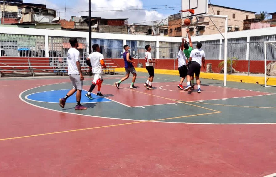 MisinRobinsonP2's tweet photo. #Hoy comenzó el triangular deportivo organizado por #MisiónRobinson, @Incesocialista y @m_ribasnacional dónde nuestro equipo resultó ganador ante el Inces en Básquet 🎉💪🏻
Que viva la fuerza Robinsoniana
@NicolasMaduro
@_LaAvanzadora 
@MPPEDUCACION 
@Sociabolivarian 
@INDeporteVE https://t.co/WDHOvVVs77