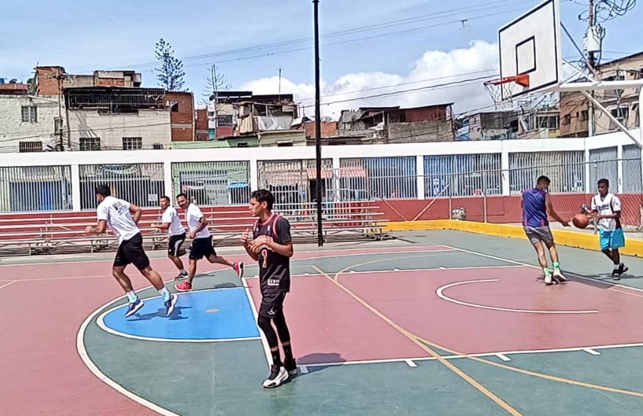 MisinRobinsonP2's tweet photo. #Hoy comenzó el triangular deportivo organizado por #MisiónRobinson, @Incesocialista y @m_ribasnacional dónde nuestro equipo resultó ganador ante el Inces en Básquet 🎉💪🏻
Que viva la fuerza Robinsoniana
@NicolasMaduro
@_LaAvanzadora 
@MPPEDUCACION 
@Sociabolivarian 
@INDeporteVE https://t.co/WDHOvVVs77
