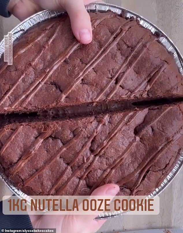 TheNorskaPaul's tweet photo. #Australian firm #DessertBoxes have launched a one-kilo #Nutella cookie for #ValentinesDay
The giant cookie is designed to be warmed up so the Nutella oozes out😋
The $54 cookie is only available for a limited time & I’m thinking #DiabeticComa 🥴😵💫 https://t.co/cMC7qKjaBi