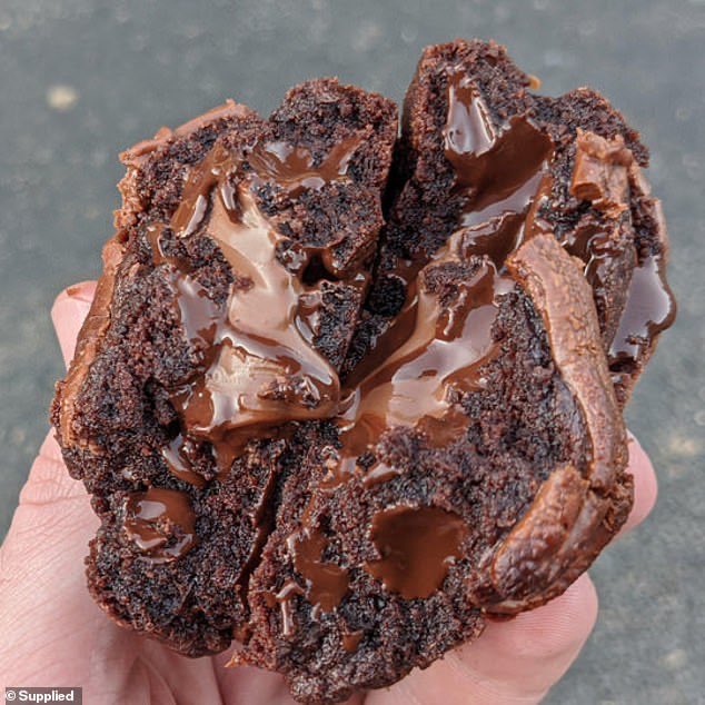 TheNorskaPaul's tweet photo. #Australian firm #DessertBoxes have launched a one-kilo #Nutella cookie for #ValentinesDay
The giant cookie is designed to be warmed up so the Nutella oozes out😋
The $54 cookie is only available for a limited time & I’m thinking #DiabeticComa 🥴😵💫 https://t.co/cMC7qKjaBi