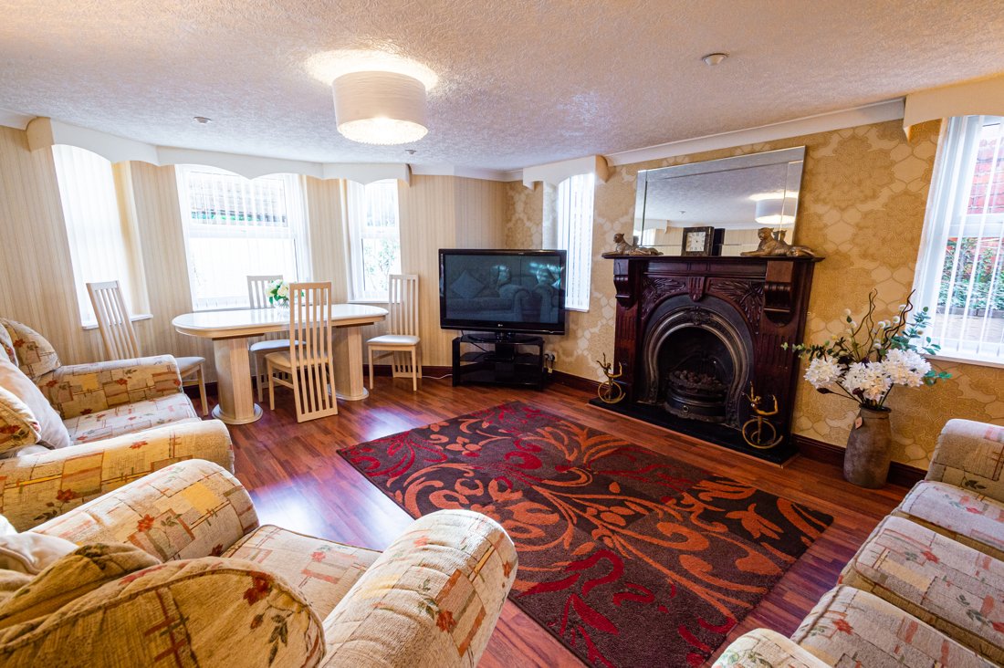 #HalfTerm
Two bed garden apt available
Ideal for families
#Explore 22 miles of #coastline 
Beautiful #parks and green space to enjoy
#Stroll along the oldest #pier 
Bring your bikes or hire them from the Eco Visiter Centre 
Enjoy the outdoors
#LoveSouthport