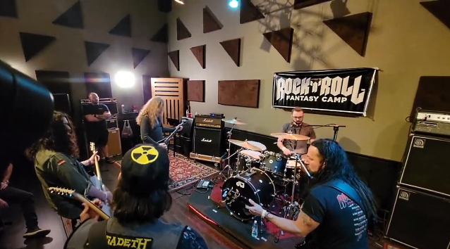 Watch DAVE MUSTAINE And JOHN MOYER Perform MEGADETH's 'Angry Again' At Last Month's 'Rock 'N' Roll Fantasy Camp' blabbermouth.net/news/watch-dav…