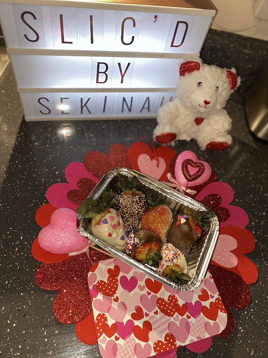 SLICDby's tweet photo. TOMORROW is the last day to preorder the VDAY sets 💕 pickup &amp; delivery SAT-MON 💛 #slicd #vdayfruit #customsets #ncat #wssu #uncg link in the bio 🥰 https://t.co/omiLPwrIwJ