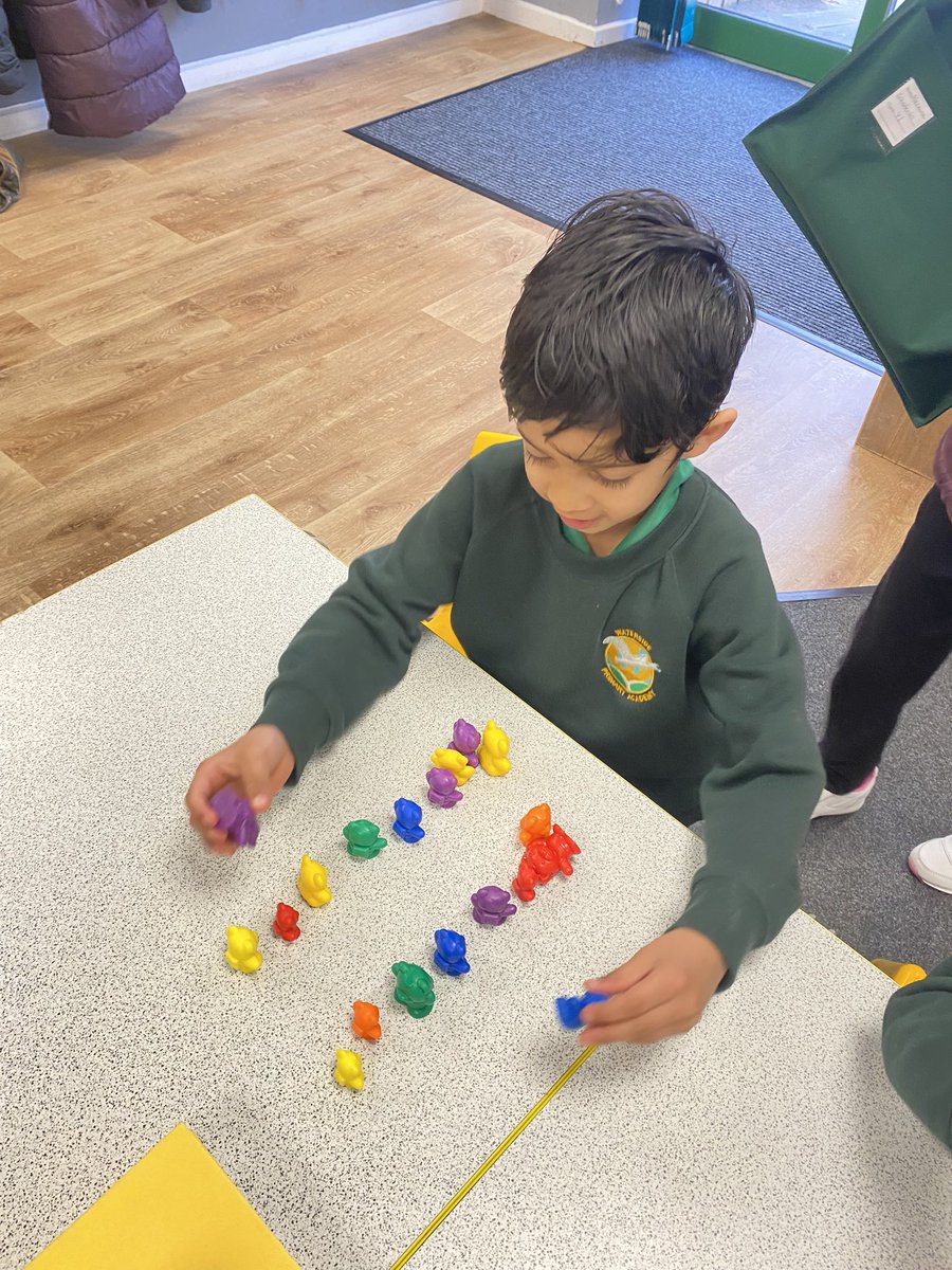 Wye_WPA's tweet image. All about pairs today in maths! We’re getting so good at counting in 2’s! 2, 4, 6, 8! #WatersideMaths