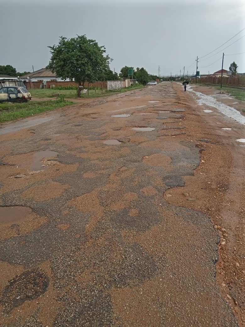 daddyhope's tweet photo. Still in Chitungwiza, this is a road passing through Seke Unit J and Zengeza 4.

The whole country’s road network is looking like a war-zone which was carpet bombed thanks to ZANUPF’s corrupt rule and the looting of public funds.

Road taxes collected by ZANUPF Gvt being looted! https://t.co/w33rDdSiof