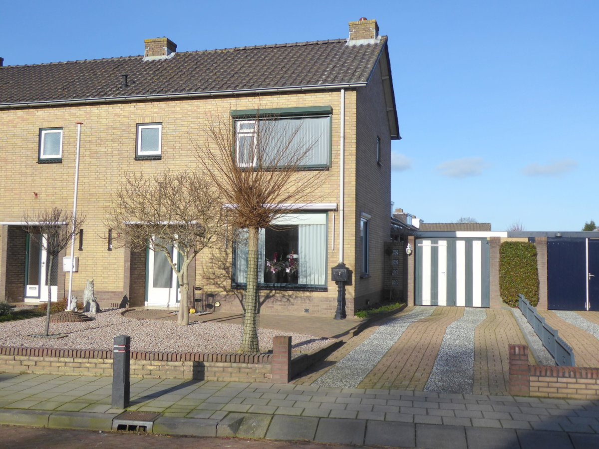 DVA_BV's tweet photo. Nieuw aanbod: In het gezellige centrum van Scherpenzeel mogen wij aanbieden deze Royale Uitgebouwde 2/1 Kapwoning met aangebouwde woonkeuken, berging ruime Veranda / overkapping en vrijstaande garage.  Check snel https://t.co/S3gFfXOjQF https://t.co/iXLk8EUdY3
