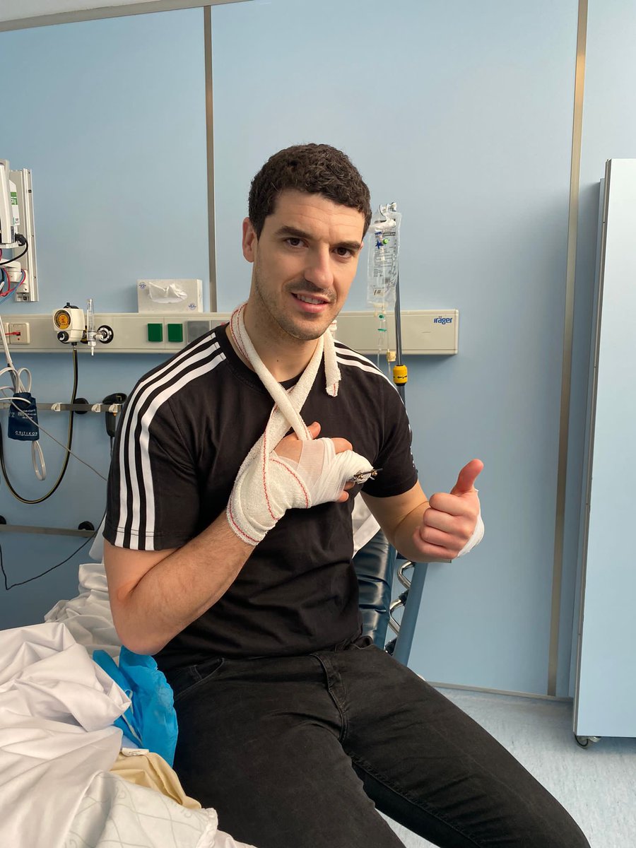 ASPEpelota's tweet photo. Alvaro Untoria ha sido intervenido quirúrgicamente en la Clínica Universidad de Navarra de una fractura intraarticular interfalángica proximal, del tercer dedo derecho.
El pelotari ha recibido el alta hospitalaria y ya se encuentra en su domicilio particular #PelotaVasca https://t.co/71NHk5omyL