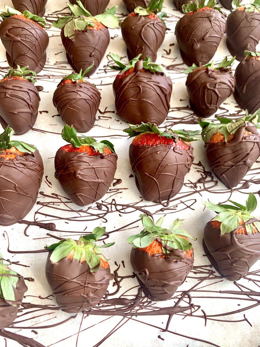 _TheDiningCar's tweet image. Chocolate Covered Strawberries #comeandgetyourlove #meetmeatthecar