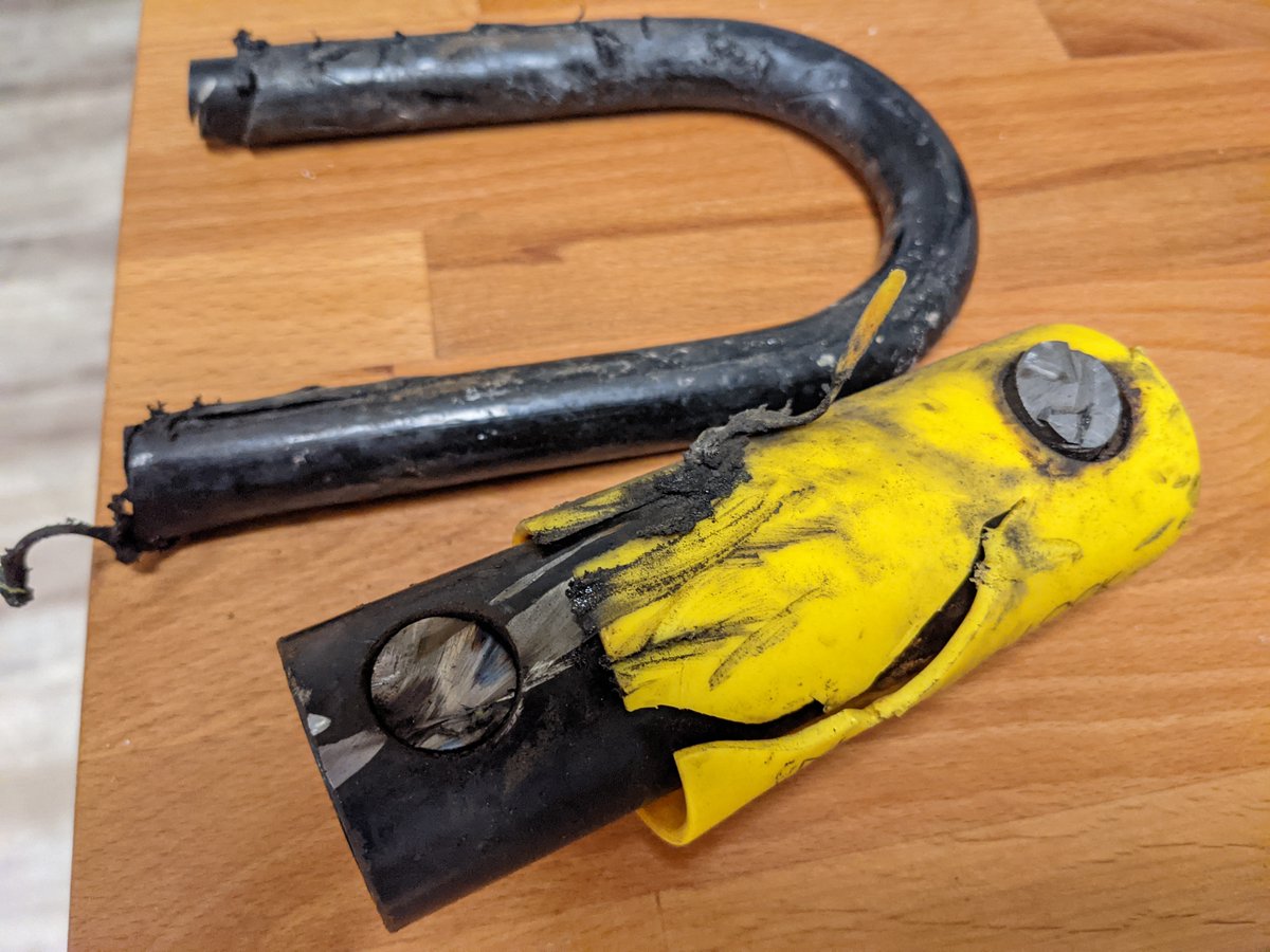 DonWaterloo's tweet photo. @acitta @Markster3000 @aliciacmah Locked cage + locked bike. Angle grinder destroys all in its path. 18mm hardened steel, both sides of shackle. https://t.co/x7kzxh0YbC